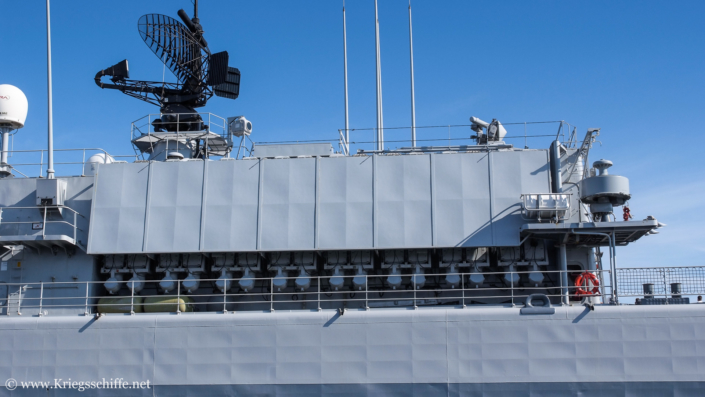 August 2007, F 834 ‘Van Galen’ in Wilhelmshaven – Vertical Launching System Mk 48 Mod 1, rechts der Störsender APECS II