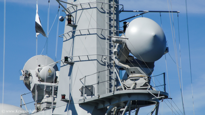 Juni 2005, F 833 ‘Van Nes’ in Kiel – Feuerleitradar STIR-180