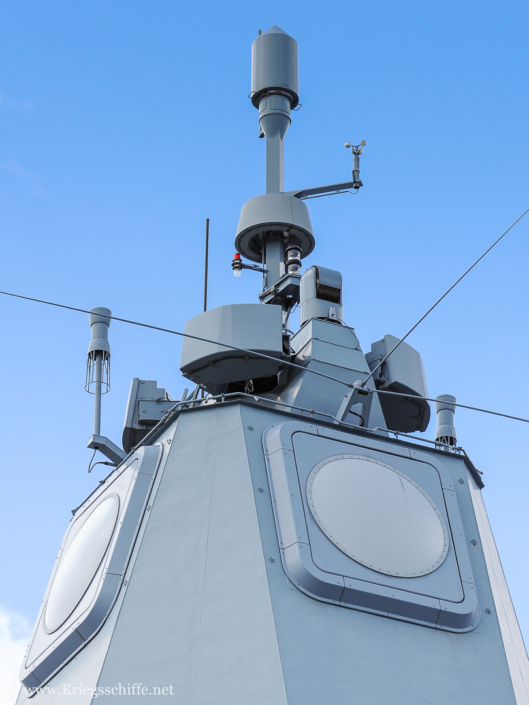 Juni 2014, F 220 ‚Hamburg‘ in Kiel – der vordere Mast mit dem Radar-System ‚APAR‘, ESM-Antennen und der Optronic MSP 500