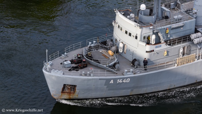 Mai 2026, A 1440 ‚Juist‘ im Nord-Ostsee-Kanal bei Kiel – Die frühere Position des 40-mm-Bofors-Geschützes auf der Back.