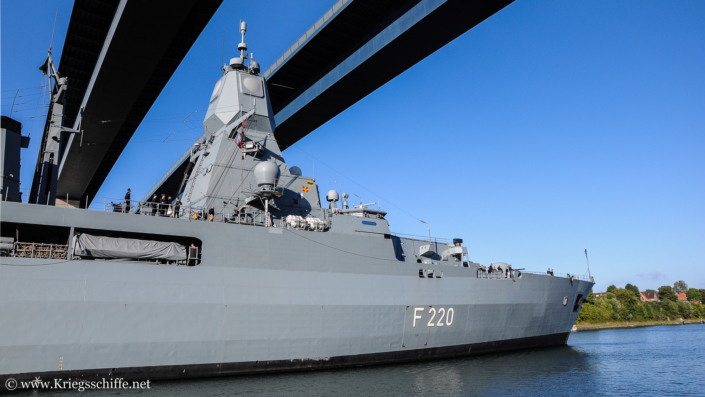 September 2014, F 220 ‚Hamburg‘ im Nord-Ostsee-Kanal bei Kiel
