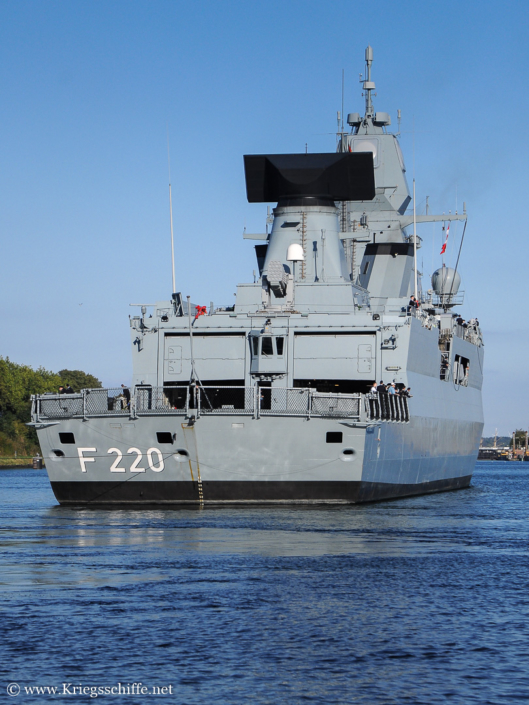 September 2014, F 220 ‚Hamburg‘ im Nord-Ostsee-Kanal bei Kiel