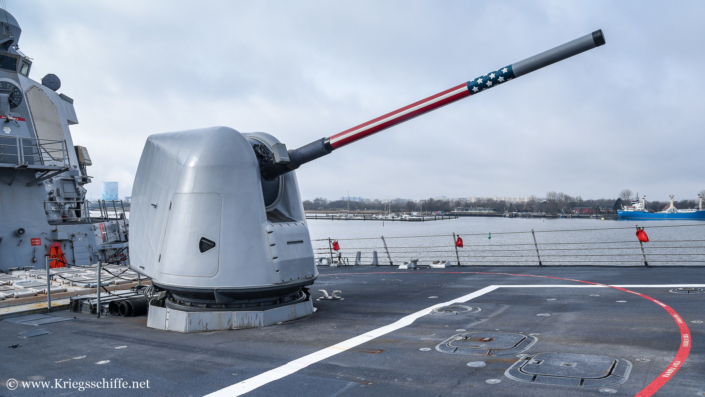 März 2023, D 78 ‚Porter‘ in Rostock – Geschütz Mk 45 127 mm / 54 cal