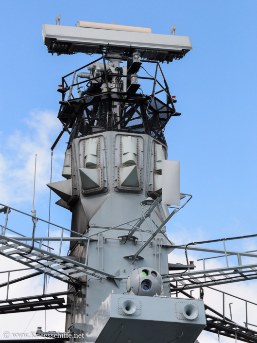 Juni 2009, F 83 ‚St Albans‘ in Kiel – Radarmast mit ESM-System UAF(1) ‚Outfit‘ und Radar Type 996