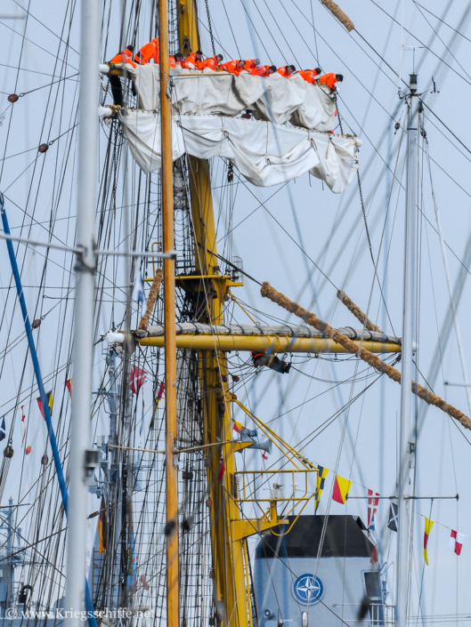 Juni 2014, A 60 ‚Gorch Fock‘ in Kiel – Matrosen beim aufklaren der Segel nach einem Regenschauer
