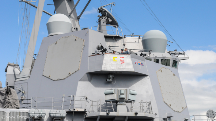 Juni 2009, D 98 ‚Forrest Sherman‘ in Kiel – zwei Antennenflächen vom Radar SPY-1D(V), unter der Brücke das ESM-System SLQ-32(V)2, darüber ein Feuerleitradar SPG-62
