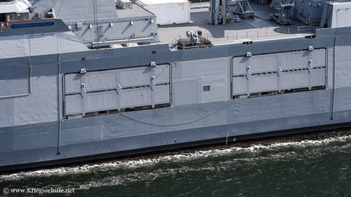 Juni 2025, F 223 ‚Nordrhein-Westfalen‘ im Nord-Ostsee-Kanal bei Kiel – Tore der beiden Bootshangars an Backbord