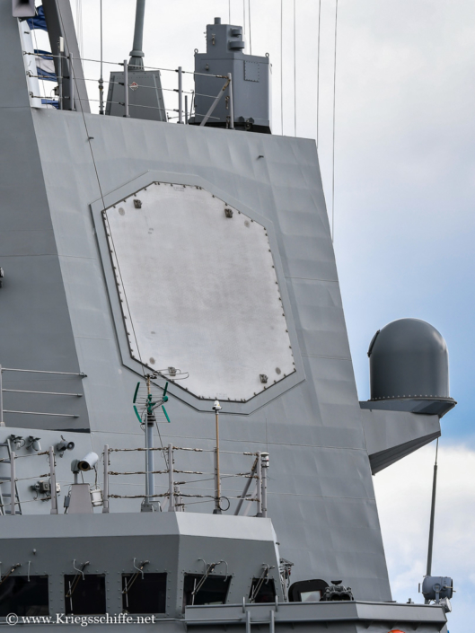 Juni 2016, F 104 ‚Méndez Núñez‘ in Kiel – Radar ‚Spy-1D‘ und darüber SLQ-380 ‚Aldebaran‘