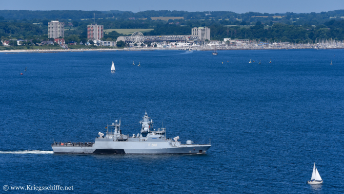 Juni 2022, F 260 ‚Braunschweig‘ in Kiel – im Hintergrund Schilksee zur Kieler Woche
