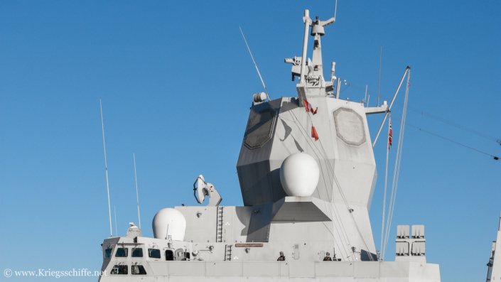 Juni 2019, F 311 ‚Roald Amundsen‘ in Kiel – vorderer Mast mit dem SPY-1F-Radar