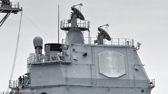 Juni 2015, C 69 ‚Vicksburg‘ in Kiel – achterer Aufbau mit Täuschkörper, zweimal Feuerleitradar SPG-62 und Radar SPY-1B(V)