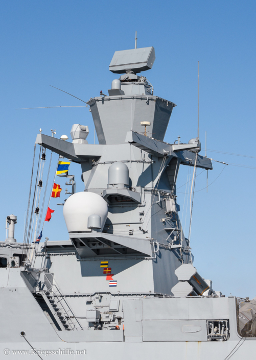 Juni 2019, F 262 ‚Erfurt‘ in Kiel – Hauptmast mit Radar TRS-3D/16 und Radomen des UL 5000 K Systems zur elektronischen Kampfführung