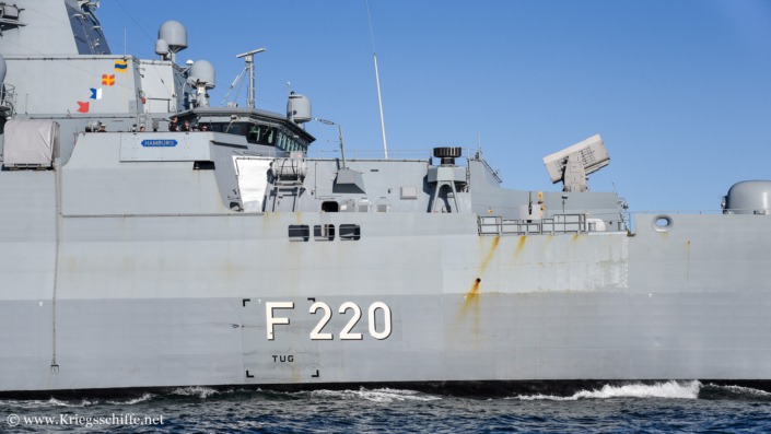 Juni 2026, F 220 ‚Hamburg‘ in Kiel – mit Brückenfenstern in Schwarz