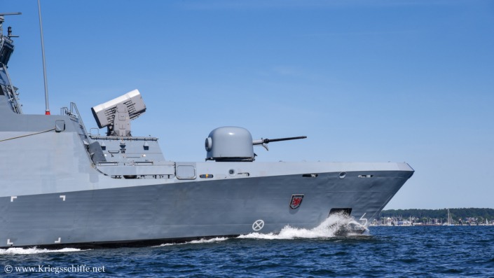 Juni 2026, F 260 ‚Braunschweig‘ in Kiel – Vorschiff mit RAM-Starter und 76 mm Geschütz
