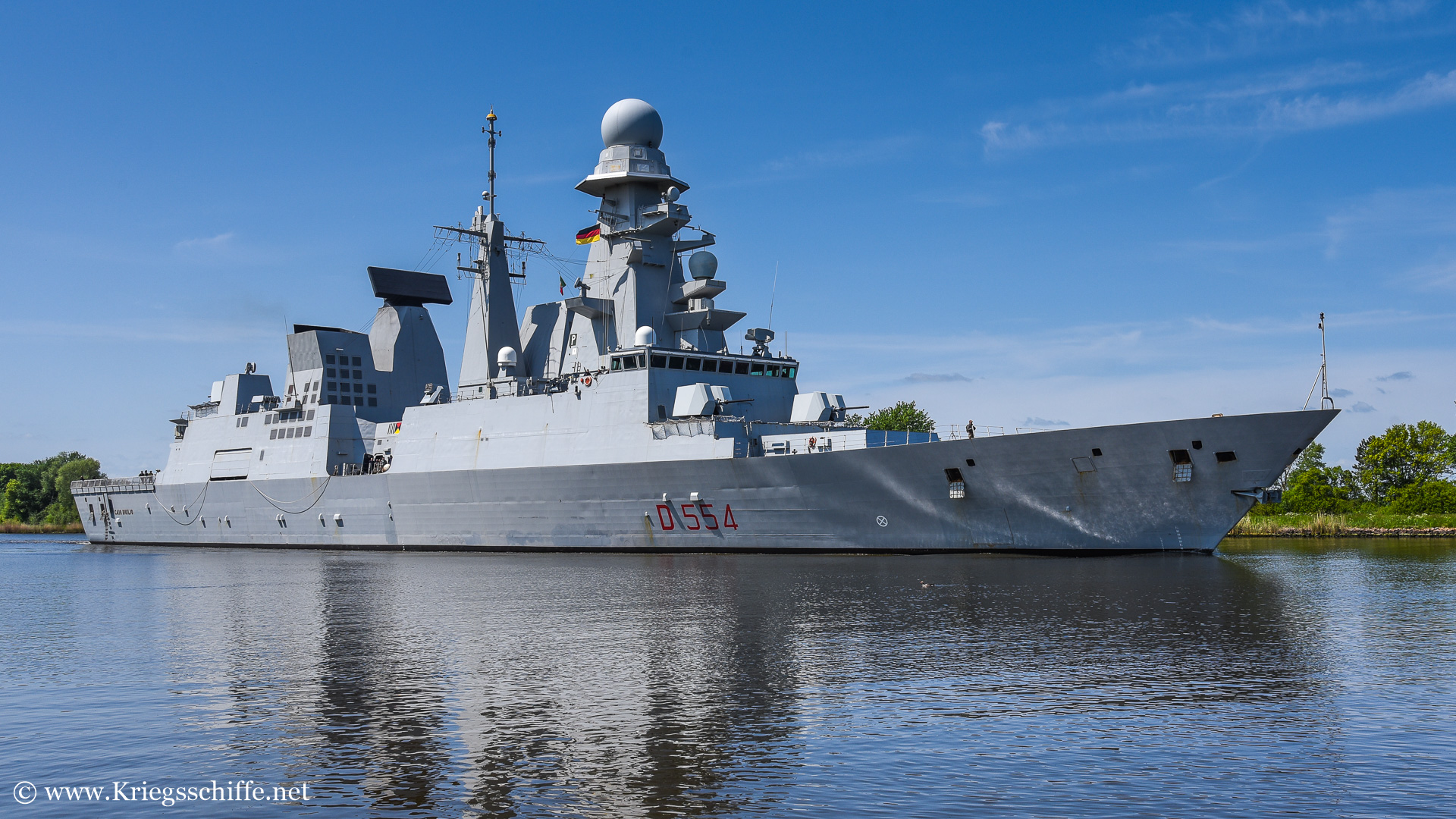 Mai 2023, D 554 ‘Caio Duilio’ im Nord-Ostsee-Kanal bei Breiholz