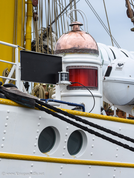 Juni 2024, A 60 ‚Gorch Fock‘ in Kiel – Positionslicht Backbord (links)