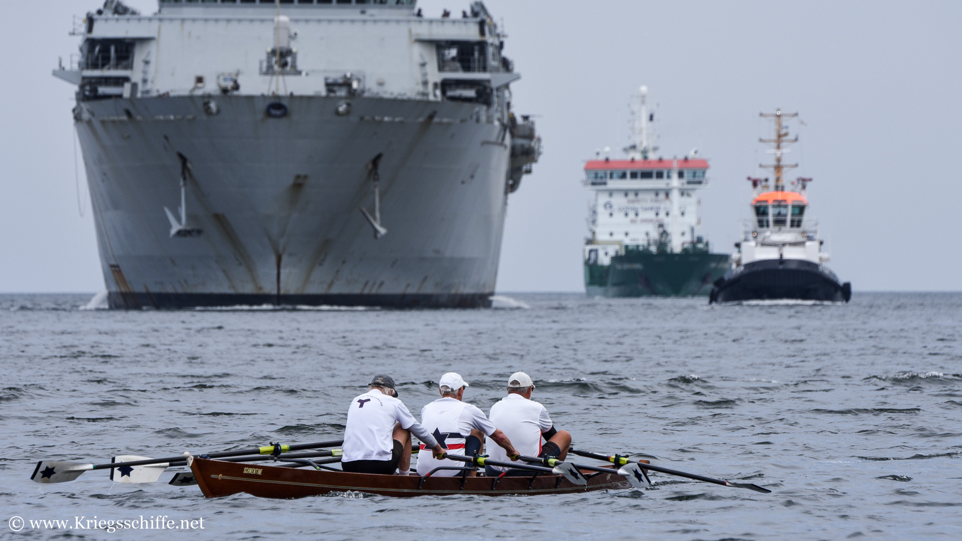 Juni 2023, Kieler Förde – im Hintergrund die HMS ‘Albion’