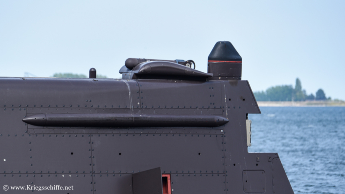 September 2022 S 185 ‚U 35‘ in Kiel – Kommunikationsboje „Callisto“ und rechts das „AN 5039A1“ intercept Sonar