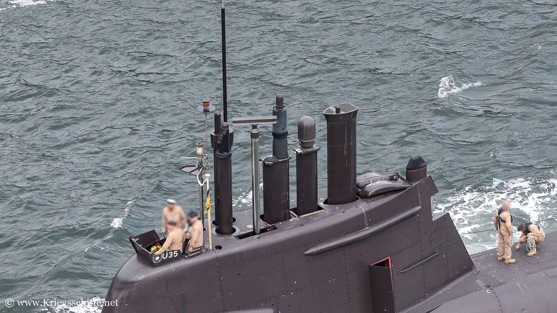 September 2022 S 185 'U 35' im Nord-Ostsee-Kanal bei Kiel - Ausfahrgeräte im Turm