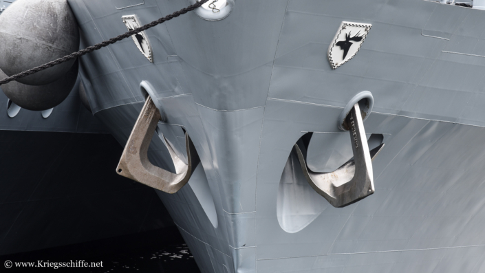 Juni 2023, M 1064 ‚Grömitz‘ in Kiel – Bug-Anker und darüber das Wappen des 3. Minensuchgeschwaders