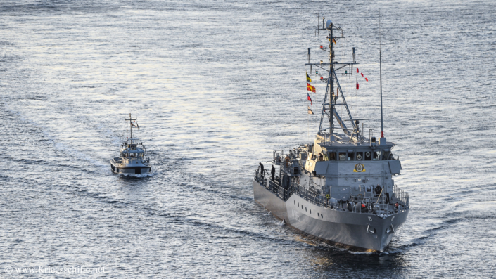 Oktober 2022, M 1065 ‚Dillingen‘ und Schleppbarkasse ‚Borby‘ im Nord-Ostsee-Kanal bei Kiel