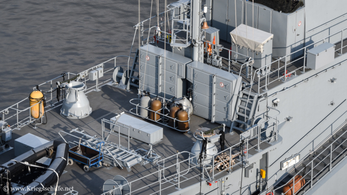 Oktober 2022, M 1061 ‚Rottweil‘ im Nord-Ostsee-Kanal bei Kiel – B-Deck: zwei Abschussstellen für Fliegerfäuste sowie acht Lagerspinde (FK: FIM-92A)