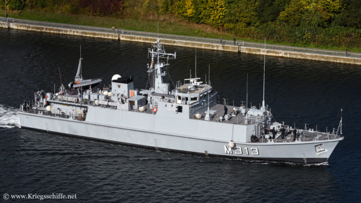 Oktober 2022, M 313 ‚Admiral Cowan‘ im Nord-Ostsee-Kanal bei Kiel