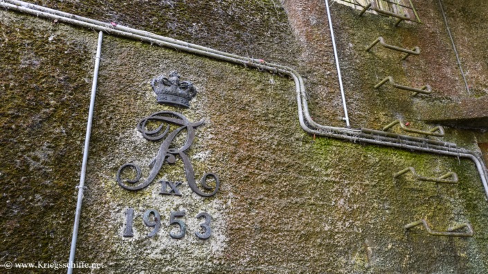 August 2026, Festung ‚Stevnsfort‘ in Rødvig / DK – das königliche Monogramm , das die offizielle Einweihung der Anlage im Jahr 1953 markiert