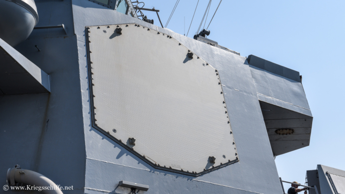 Juni 2023, D 117 ‚Paul Ignatius‘ in Kiel – Radar SPY-1D(V) (Backbord, Vorne)