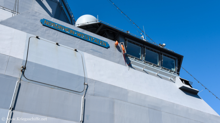 September 2021, F 223 ‚Nordrhein-Westfalen‘ in Kiel – Brücke, hinter der Luke befindet sich eines von vier Schiffsevakuierungssystemen der dänischen Firma Viking