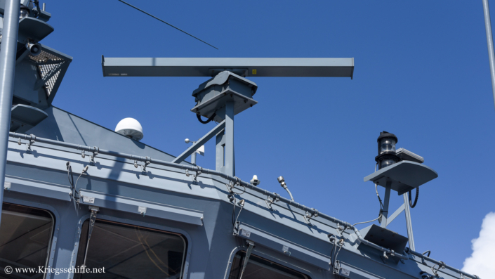 Juni 2024, F 260 ‚Braunschweig‘ in Kiel – Navigationsradar
