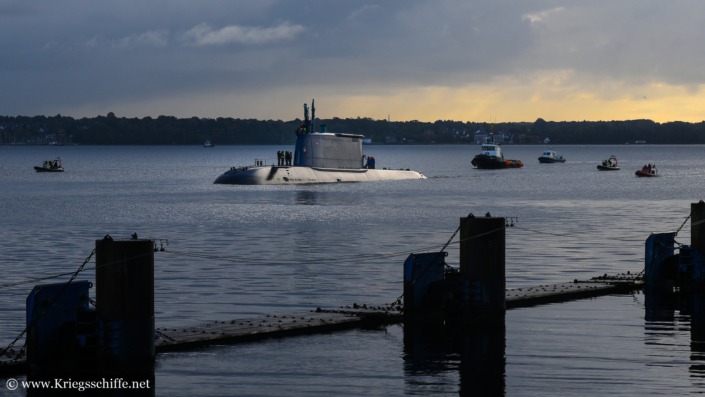 September 2026, INS ‚Drakon‘ in Kiel – bei der Einfahrt in die Schleuse des Nord-Ostsee-Kanals