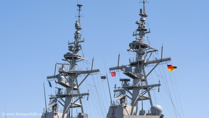 Juni 2019, F 102 und 105 in Kiel – unterschiedliche Antennen am vorderen Mast