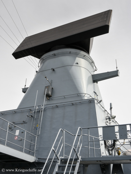 August 2018, F 220 ‚Hamburg‘ in Eckernförde – Radar ‚SMART-L‘