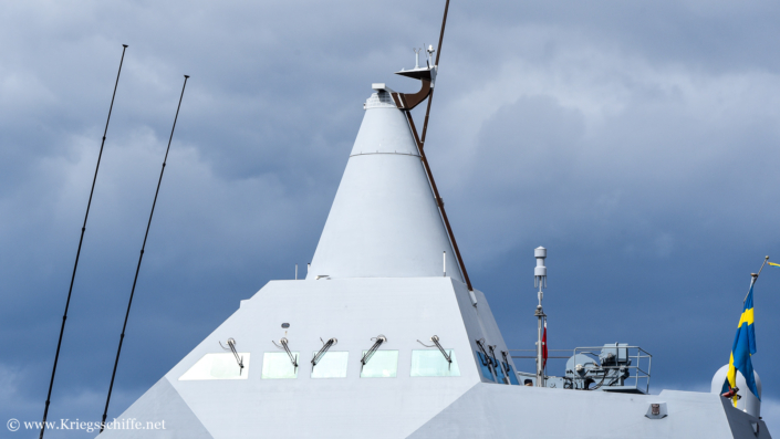 August 2025, K 33 ‚Härnösand‘ in Kiel – Radargerät ‚Sea Giraffe AMB‘ unter der Kuppel