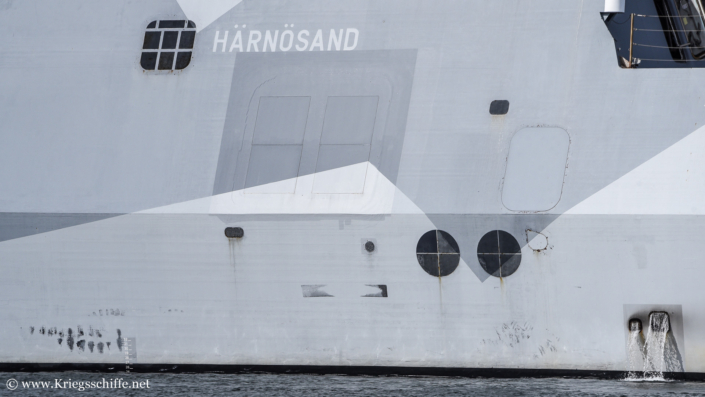 August 2025, K 33 ‚Härnösand‘ in Kiel – hinter den vier kleinen Luken befinden sich die Seezielflugkörper RBS-15 Mk 2 (hier an Backbord)
