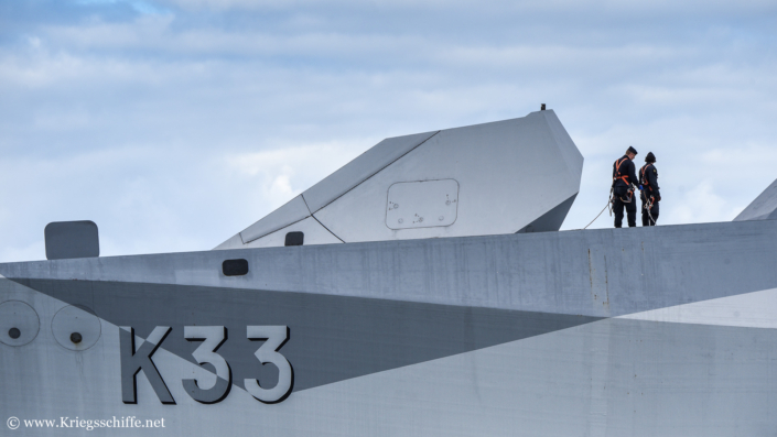 August 2025, K 33 ‚Härnösand‘ in Kiel – Geschütz Bofors 57 mm SAK L/70 Mk3 mit Stealth-Verkleidung