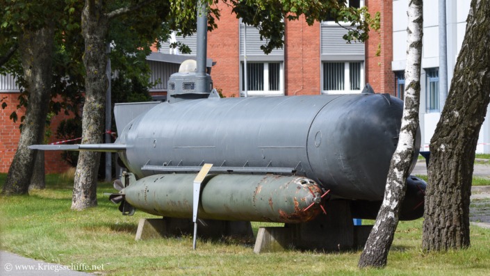 Juli 2023, Kleinst-U-Boot ‚Molch‘ im Marinestützpunkt Eckernförde