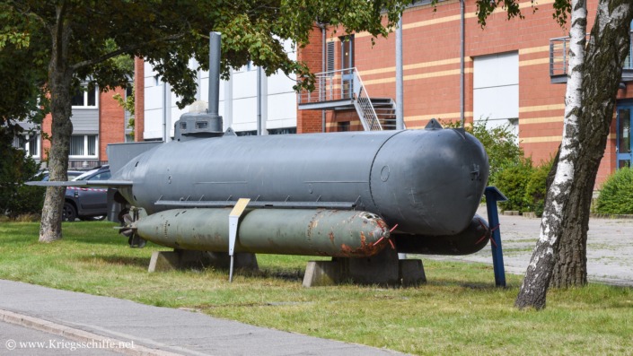 Juli 2023, Kleinst-U-Boot ‚Molch‘ im Marinestützpunkt Eckernförde