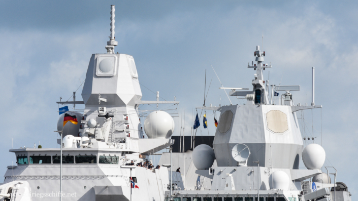 links ‚APAR‘, rechts das amerikanische ‚SPY-1F‘ Radar links 'APAR', rechts das amerikanische 'SPY-1F' Radar