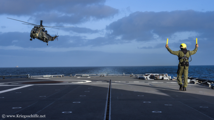 Februar 2023, ein Mk 41 ‘Sea King’ im Landeanflug auf die Fregatte ‘Hessen’