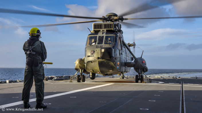 Februar 2023, F 221 ‚Hessen‘ – ein Hubschrauber vom Typ Mk 41 ‚Sea King‘ kurz vor dem Start