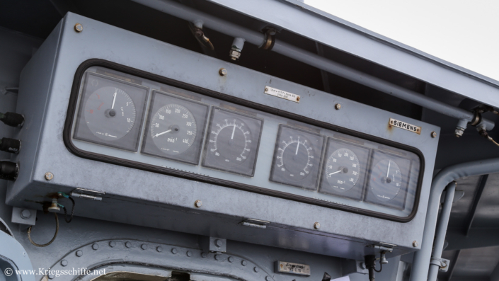 Juni 2014, M 1092 ‚Hameln‘ in Kiel – Anzeigen für Ruder und Propeller in der Brückennock