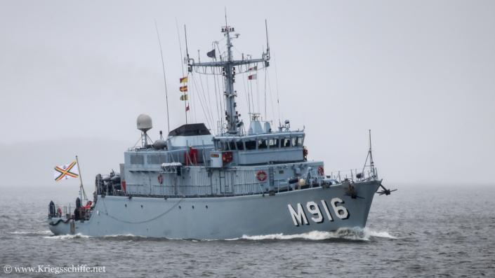 Mai 2010, M 916 ‚Crocus‘ auf der Elbe bei Stade