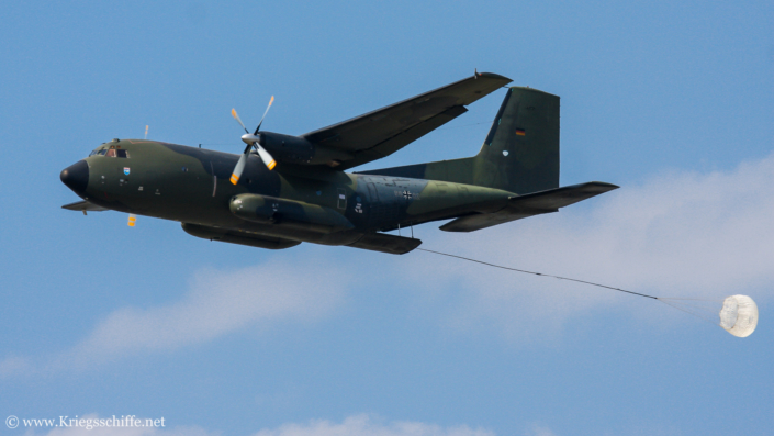 Juni 2008, Transporter-Allianz C-160D ‚Transall‘ beim Lastabwurf