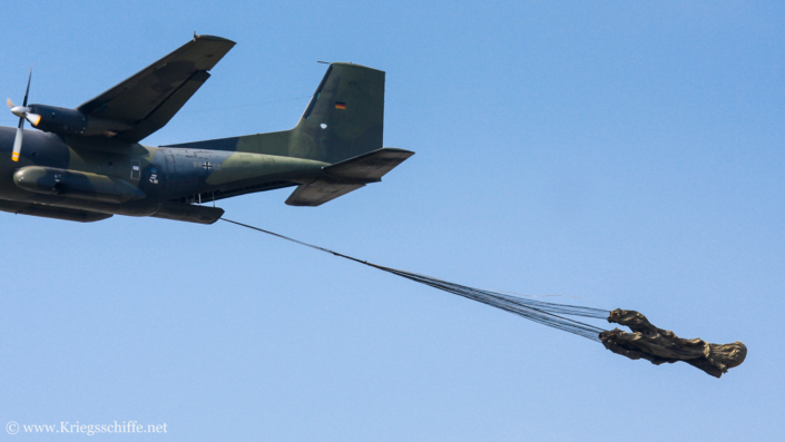 Juni 2008, Transporter-Allianz C-160D ‚Transall‘ beim Lastabwurf